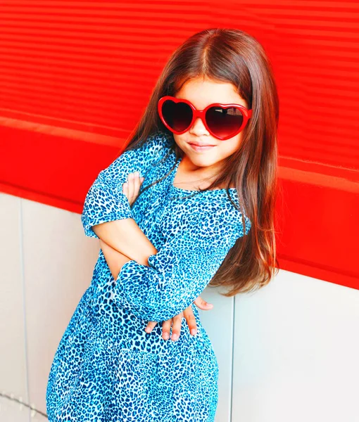 Portret close-up mooi klein meisje kind in rode zonnebril een — Stockfoto