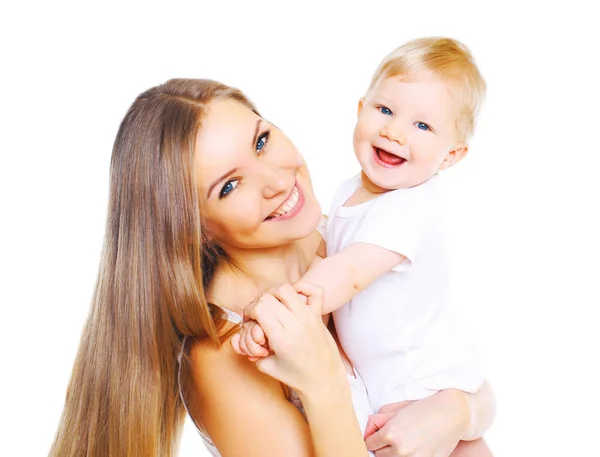 Glücklich lächelnde Mutter spielt mit Baby auf weißem Hintergrund — Stockfoto
