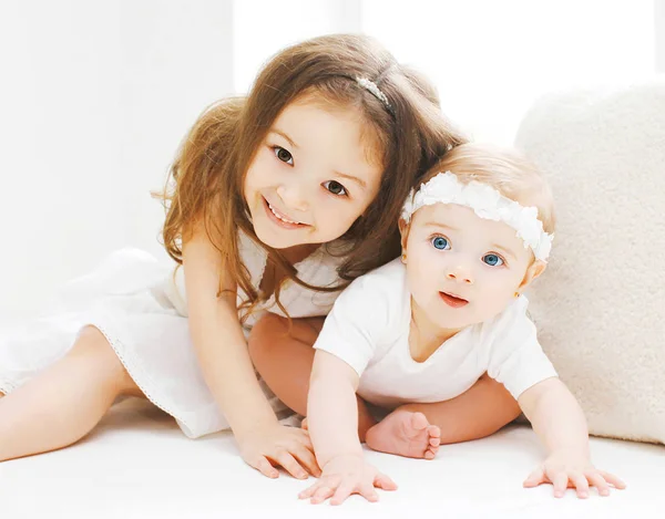 Little sisters birlikte, çocuklar evde beyaz odada oynarken — Stok fotoğraf