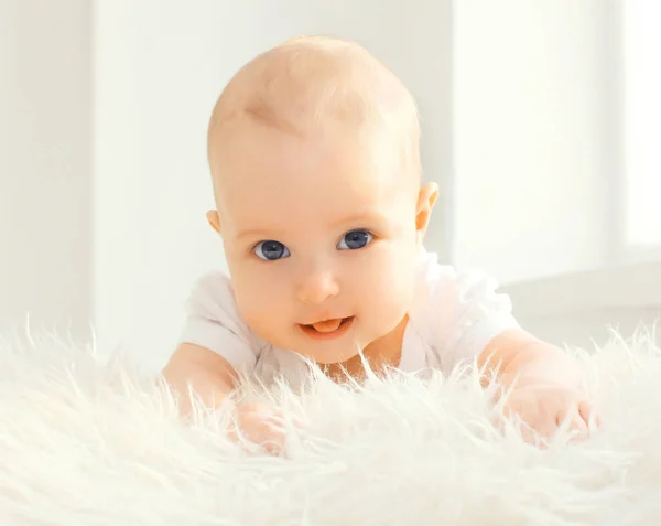 Retrato primer plano bebé acostado en casa en habitación blanca cerca de la ventana —  Fotos de Stock