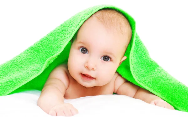 Retrato close-up de rosto bonito bebê sob toalha verde em um branco — Fotografia de Stock