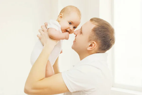 Portret close-up gelukkig lachende vader houden op handen zijn baby — Stockfoto