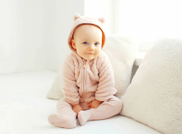 Retrato lindo bebé sonriente sentado en habitación blanca en casa cerca de wi —  Fotos de Stock