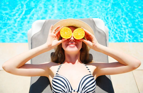 yaz tatil kavramı - kadın el portakal tutar ve gizler