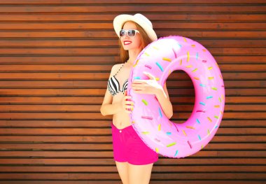 yaz tatil kavramı oldukça gülümseyen kadın şişme r-