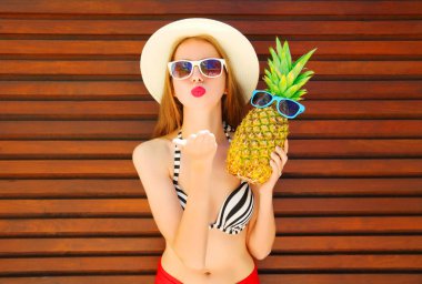 Kadın portre komik ananas bir hava öpücükle ahşap gönderir 