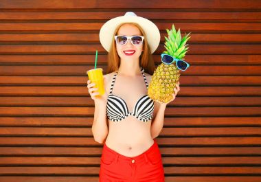 komik ananas ve suyu fincan ya da üzerinde smoothies ile gülümseyen kadın