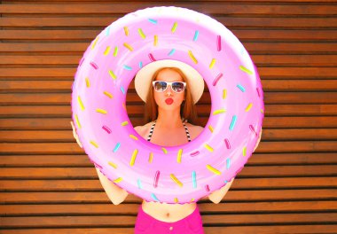 Yaz tatili - şişme yüzüğü ahşap bir kadınla güzel 