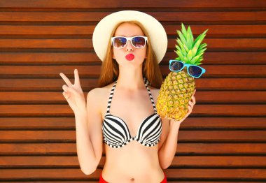 Ahşap sırtında komik ananas yaz güzel kadın portre