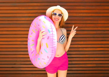 yaz tatil kavramı oldukça gülümseyen kadın şişme r-