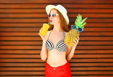 kadın komik ananas İçecek suyu veya ahşap b smoothies ile