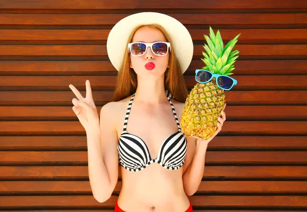 Ahşap sırtında komik ananas yaz güzel kadın portre