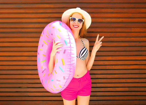 yaz tatil kavramı oldukça gülümseyen kadın şişme r-