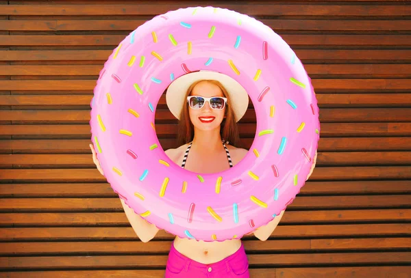 Yaz tatili - gülümseyen kadın ahşap b şişme yüzüklü