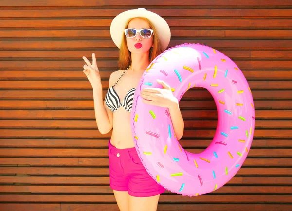 Yaz tatil kavramı - güzel kadın şişme yüzük tutar 