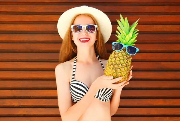 Verão sorrindo mulher com abacaxi engraçado em óculos de sol no woode — Fotografia de Stock