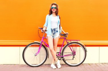 Renkli portakal adam bisiklet ile yaz gülümseyen kadın