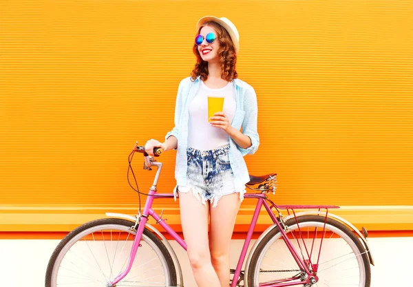 Sommermode Frau mit Kaffee- oder Safttasse und Retro-Vintage — Stockfoto