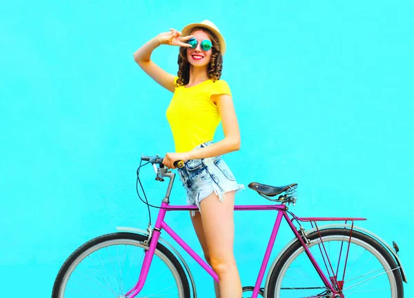Retro pembe bisikletle mutlu gülümseyen kadın yaz