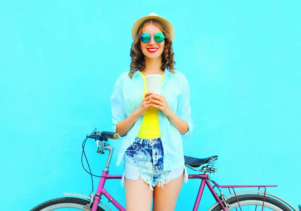 Sommerlich fröhlich lächelnde Frau mit Kaffeetasse und Fahrrad auf einem Colo — Stockfoto