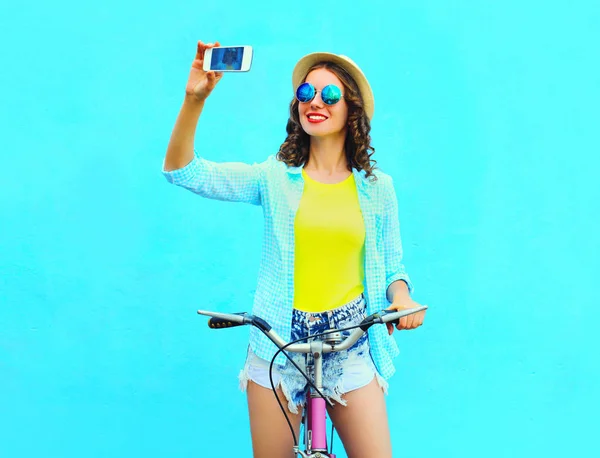 Letní mladá žena se autoportrét na smartphone s ret — Stock fotografie