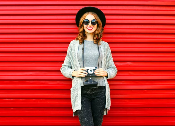 Mode Herbst Porträt lächelnde Frau hält Retro-Kamera auf einer re — Stockfoto