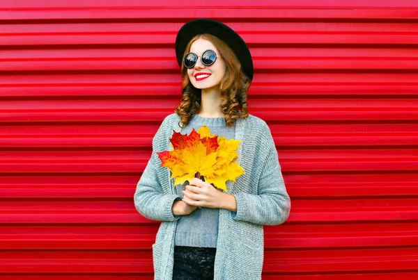 Mode najaar portret lachende vrouw met gele maple laat o — Stockfoto