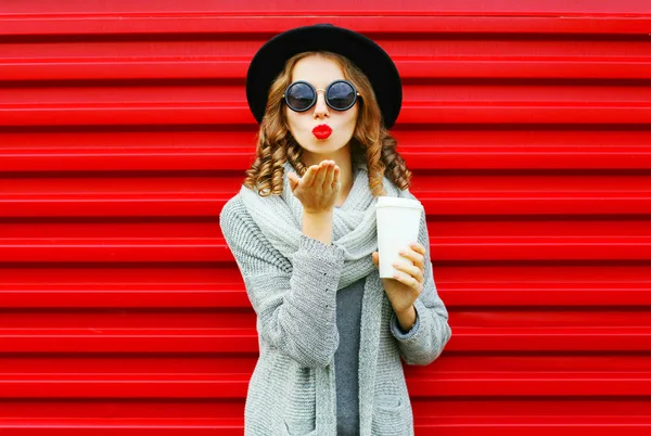 Μόδα πορτρέτο όμορφη γυναίκα με φλιτζάνι καφέ φυσάει κόκκινα χείλη sen — Φωτογραφία Αρχείου
