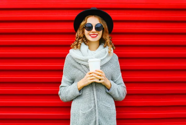 赤いれたらコーヒー カップとファッション ポートレート笑顔の女性 — ストック写真