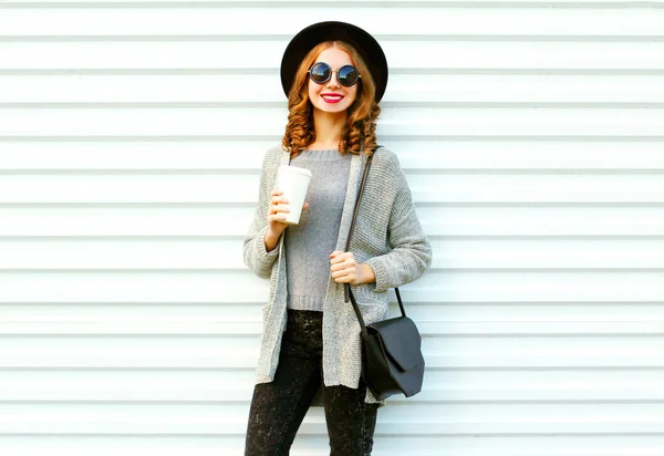 Retrato de moda mulher sorridente com xícara de café no backgrou branco — Fotografia de Stock