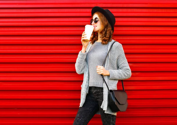 Kobieta moda portret z filiżanki kawy na czerwonym tle — Zdjęcie stockowe