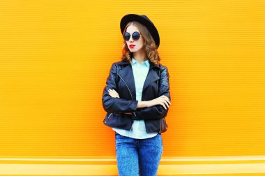 Renkli ora şapka siyah kaya ceketli güzel kadın moda