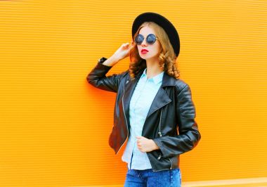 Siyah kaya ceketli, renkli bir turuncu bac şapkasını kadın moda