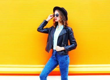 Siyah kaya ceket, şapka renkli portakal bac üzerinde moda kadın