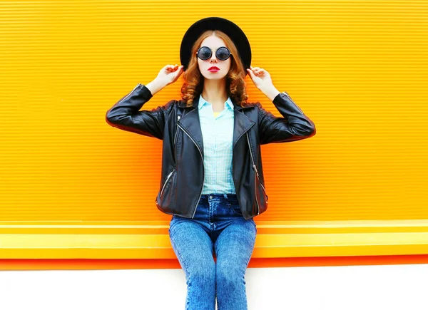 Mulher de moda em jaqueta de rock preto sentado na cidade em um colo — Fotografia de Stock