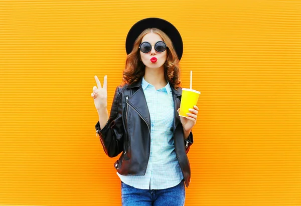 ファッション女性はフルーツ ジュース、ブラック ロック t にジャケットのカップを保持します。 — ストック写真