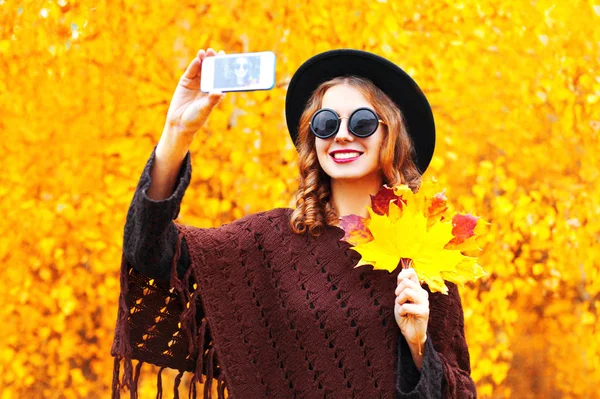 Jesień moda uśmiechający się młoda kobieta, fotografowanie siebie portrai — Zdjęcie stockowe