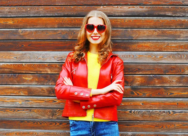 Moda otoño sonriente mujer con una chaqueta de cuero rojo en una w —  Fotos de Stock