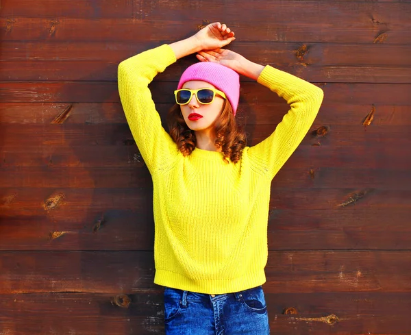 Moda menina legal em roupas coloridas sobre fundo de madeira, pi — Fotografia de Stock