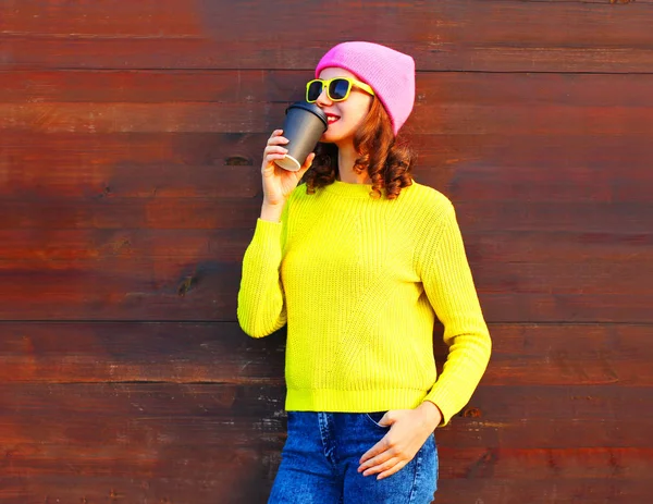 Ritratto di moda ragazza con tazza di caffè in vestiti colorati sopra w — Foto Stock