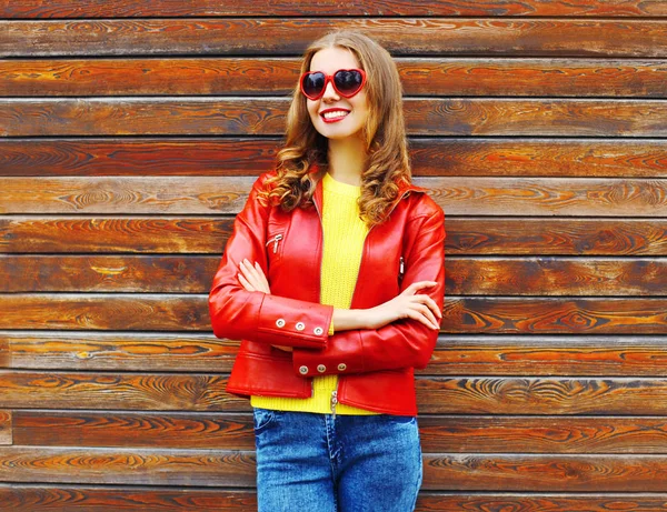 Moda mulher sorridente vestindo uma jaqueta de couro vermelho no outono em — Fotografia de Stock