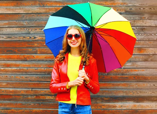 Moda donna sorridente con ombrello colorato in autunno giorno oltre — Foto Stock