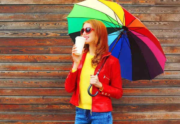 Mulher de moda com xícara de café e guarda-chuva colorido no outono da — Fotografia de Stock