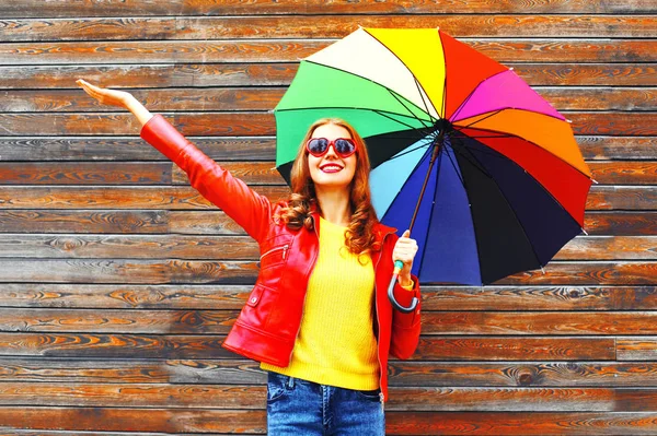 Ευτυχισμένη γυναίκα χαμογελαστή με ομπρέλα στην φθινοπωρινή ημέρα πάνω από wo — Φωτογραφία Αρχείου