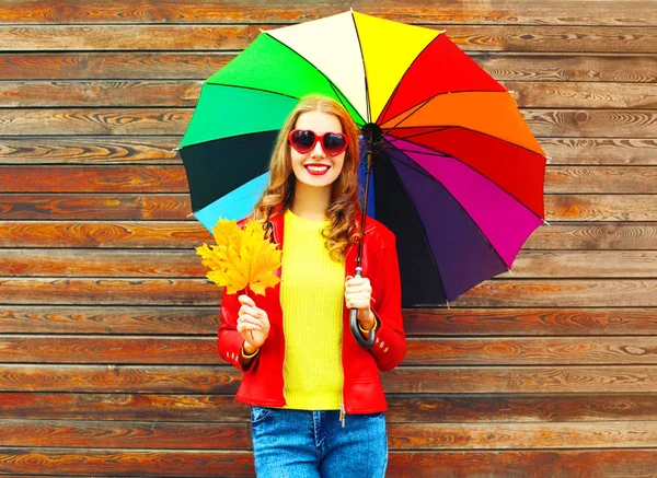 Портрет усміхненої жінки з барвистою парасолькою восени з картою — стокове фото