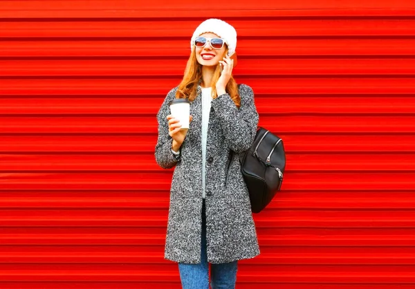 Mode femme heureuse parle sur un smartphone tient tasse de café sur un — Photo