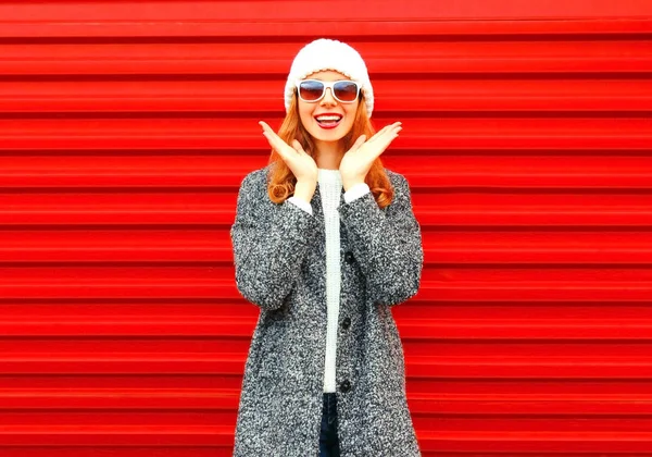 Mode porträtt glada leende kvinna skrattar på röd bakgrund — Stockfoto