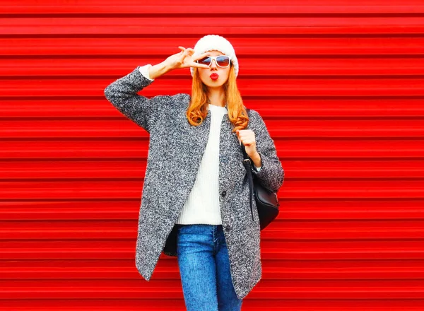 Mode hübsche Frau Modell posiert auf einem roten Hintergrund — Stockfoto