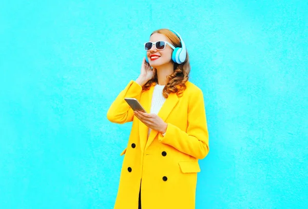 Μόδα όμορφη χαμογελαστή γυναίκα με smartphone ακούει μουσική σε — Φωτογραφία Αρχείου