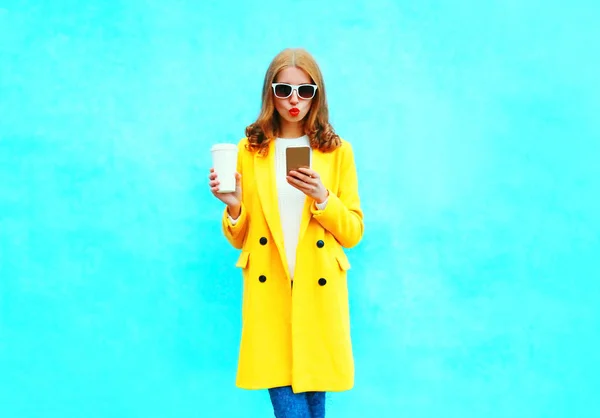 Ładna kobieta moda za pomocą smartphone filiżankę kawy na co — Zdjęcie stockowe